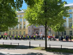 Grupa osób z transparentami protestuje przed Kancelarią Prezesa Rady Ministrów, domagając się uchwalenia ustawy o asystencji osobistej.