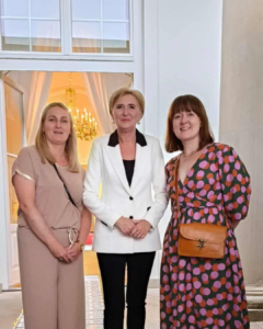 Od lewej: Prezeska Zarządu Stowarzyszenia Otwarte Drzwi Marta Perkowska, Pierwsza Dama RP Agata Kornhauser-Duda i Mata Marysia Skrobacka z Zarządu Stowarzyszenia