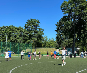 Uczestnicy wraz z sędzią na boisku